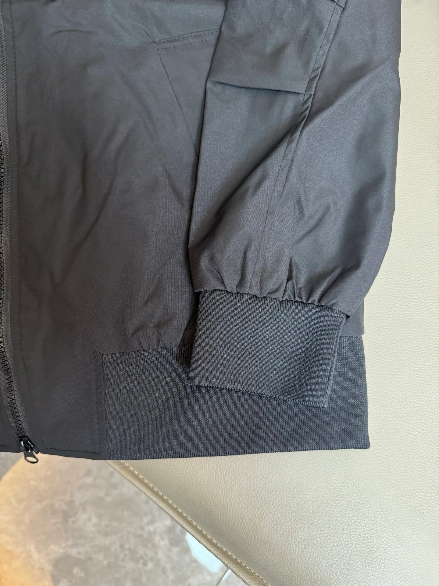 P320 Ralh Lauren men's old money style veteran stand collar workwear Harrington jacket. Ralh Lauren has gone crazy this year. The upper body of major Internet celebrities. The fabric has a double-layer shin feel and is full of weight! It's not as heavy as a regular jacket, and the ordinary cotton material feels really different. This one is super comfortable, soft and stylish, and has a green plaid interior that has a retro movie fashion feel! The fit is loose but not baggy. The size is just right and not too picky. The dropped shoulder design modifies the shoulder shape without making it look bulky. This silhouette is a style that will never go out of style after being worn for a long time. The upper body is also very durable and recognizable. The loose and reasonable fit can be worn by both men and women, making it easy to create a clean and refreshing youthful look. The embroidery on the chest is all German Oman embroidery fiber with original data. The embroidery process is very particular. It uses Japanese Tajima machines to ensure the embroidery is exquisite and three-dimensional. That is what I said is different from the ones on the market. Regarding the workmanship, the version is a loose version and can be used by boys and girls!! Color: black, navy, size: S-XL